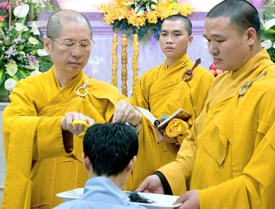 Xuất gia là gì và muốn xuất gia thì cần những điều kiện gì?
