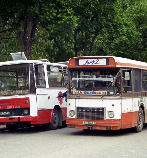 Ngắm nhìn loạt hình ảnh cực độc về chiếc xe buýt ở Hà Nội năm 1996