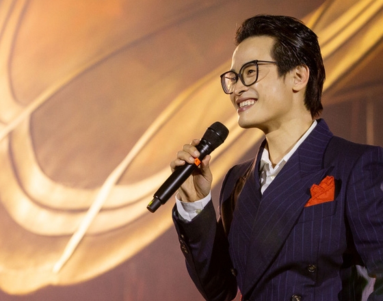 Ca sĩ Hà Anh Tuấn trích 500 triệu từ tiền bán vé concert ủng hộ quỹ vắc xin COVID-19