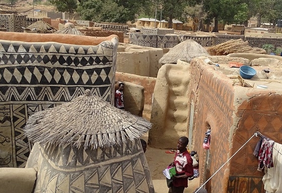 Điều kỳ thú ở ngôi làng quý tộc 'độc nhất vô nhị' tại châu Phi - nơi văn hóa được lưu giữ trên các bức tường