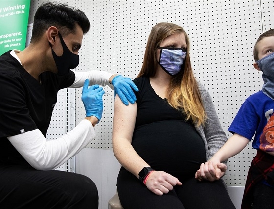 Phát hiện mới của Israel: Phụ nữ mang thai tiêm vaccine COVID-19 có thể truyền sự bảo vệ này sang con
