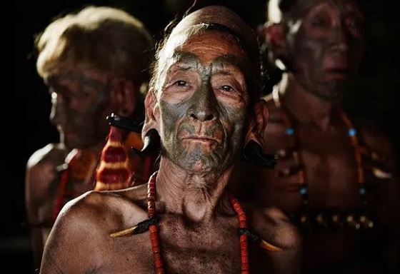 Những vết tích trên cơ thể hé lộ lịch sử đầy bạo lực của bộ tộc Konyak Naga, Ấn Độ