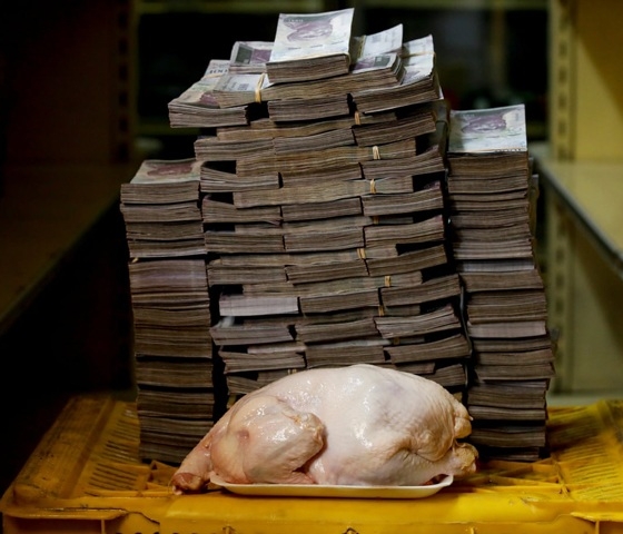 Lạm phát leo thang ở đất nước nhiều hoa hậu nhất thế giới: Tiền biến thành giấy gấp đồ thủ công, 15 triệu bolivar chỉ mua được 1 con gà