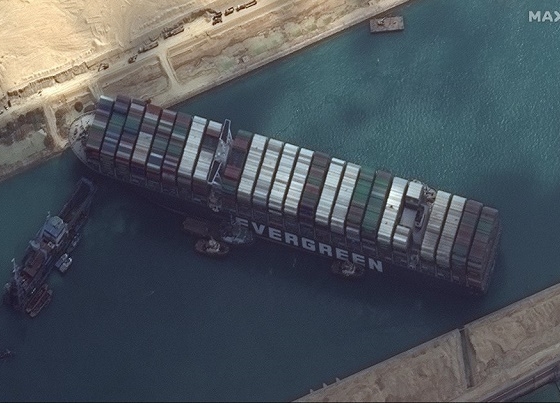 Toàn cầu có thể rơi vào tình trạng khan hiếm giấy vệ sinh do tắc nghẽn kênh đào Suez