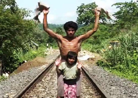 Hành động tưởng như điên rồ của ông bố nghèo lôi con gái ra chặn giữa đường ray tàu hỏa đã cứu sống 2.000 người