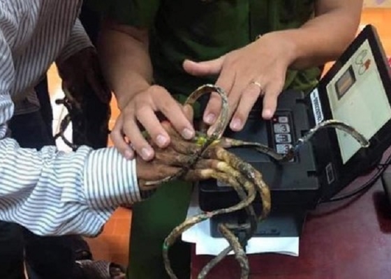 Gặp lại 'dị nhân' có bộ móng tay dài nhất Việt Nam đi làm CCCD, loay hoay 30 phút không lấy nổi vân tay