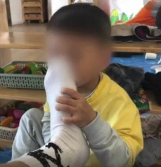 Thầy giáo mầm non ép học sinh ngửi chân thối, chụp ảnh đăng WeChat khoe cách 'đào tạo' lạ