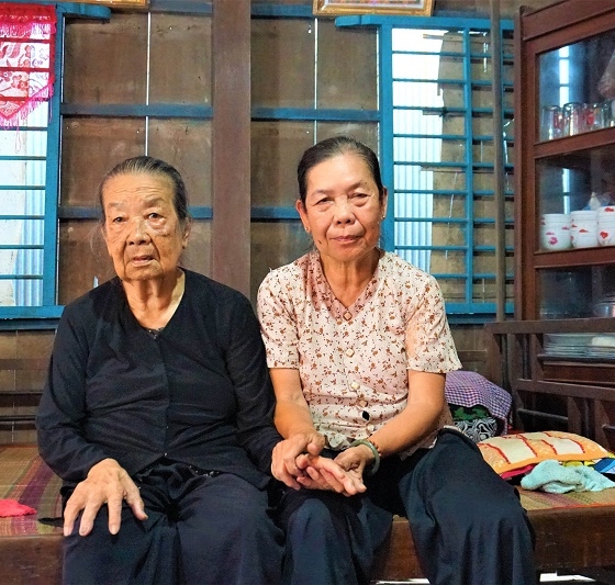 Chữ hiếu của cụ bà 70 tuổi ở vậy nuôi mẹ già 91 tuổi khiến bà con lối xóm cảm phục