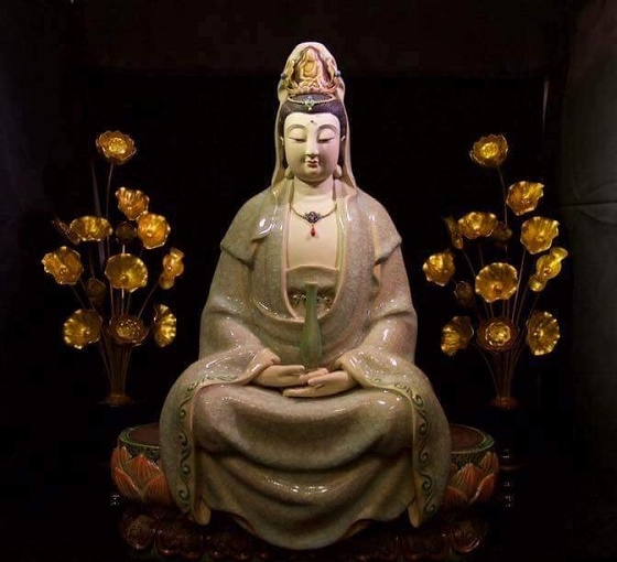 Đứng dưới chân Bồ Tát Quan Thế Âm chỉ cần nhẩm niệm 3 nguyên tắc này sẽ cầu được ước thấy, khổ nạn qua hết