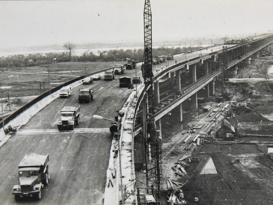 Liên Xô đã trợ giúp Việt Nam như thế nào trong quá trình xây dựng cầu Thăng Long?