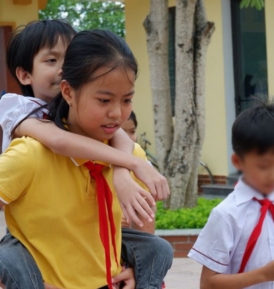 Chuyện cảm động về 1460 ngày cõng bạn đến trường của Trâm: Dù chẳng dễ dàng nhưng chưa từng nghĩ sẽ dừng lại