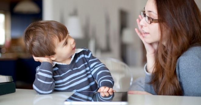 Read more about the article Khi trẻ nói nhiều, ba mẹ đừng kìm hãm: Dấu hiệu của trí thông minh “vượt bậc”