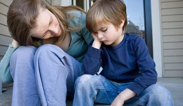 Read more about the article Mẹ lùi 3 bước, bố tiến 2 bước: Quy tắc nuôi dạy con trai cha mẹ nào cũng cần phải biết