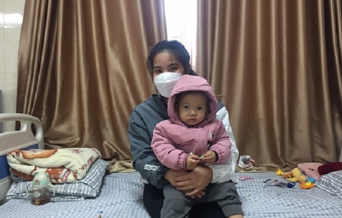 Người mẹ dân tộc Thái gạt nước mắt khẩn cầu sự giúp đỡ để cứu con gái 1 tuổi mắc bệnh ung thư hốc mắt