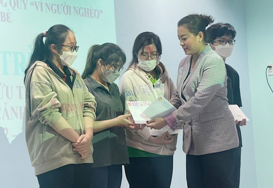 Bà Trương Thị Ngọc Hằng, Giám đốc Đối ngoại Công ty VWS trao học bổng Nguyễn Hữu Thọ cho các em