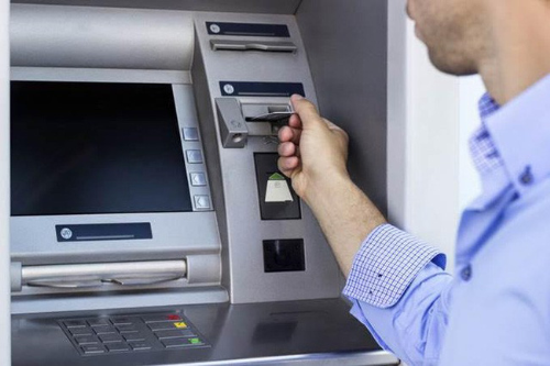 Ngân hàng được giảm phí rút tiền ATM