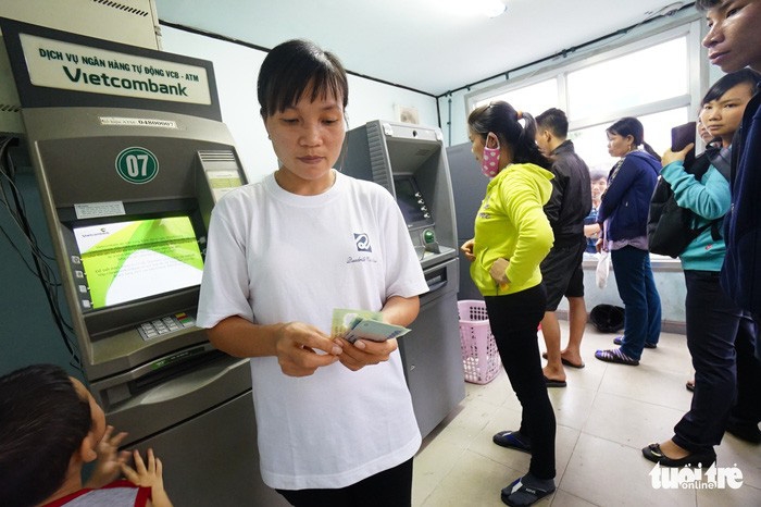 Vietcombank lại thông báo tăng phí rút tiền ATM nội mạng