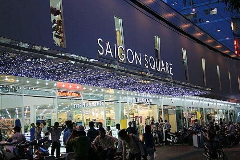 Đại bản doanh hàng 'fake' tại thiên đường mua sắm Saigon Square của thiếu gia Phan Thành