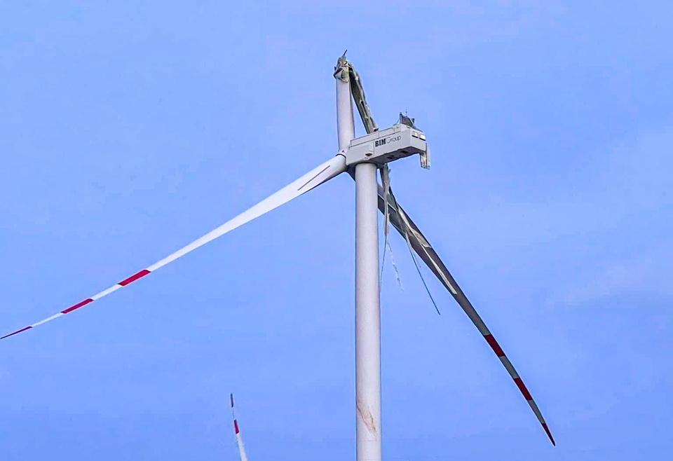 Cánh quạt điện gió ở Ninh Thuận bị gãy