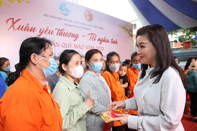 VWS đồng hành trao quà Tết cho 400 nữcông nhân vệ sinh môi trường