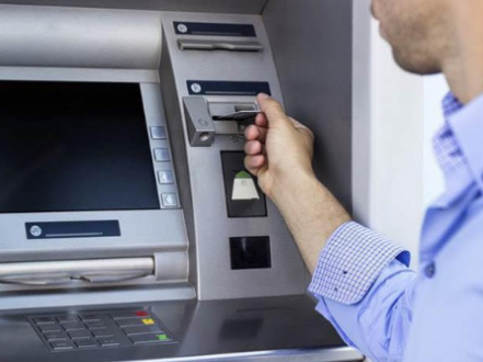 Ngân hàng được giảm phí rút tiền ATM