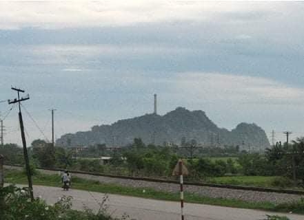 Núi Ngọc Mỹ Nhân và ống khói gây tranh cãi của nhà máy điện Ninh Bình