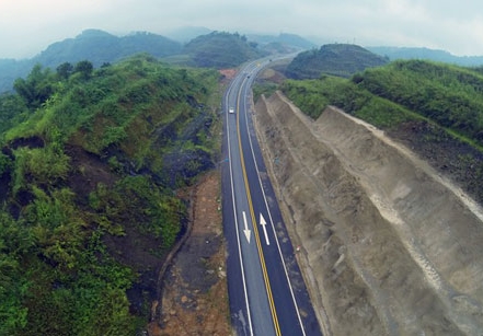Lào phát triển đường cao tốc nối tỉnh Houaphanh với Việt Nam