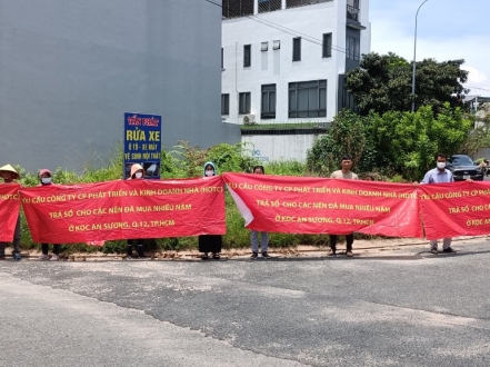 TP HCM: Dân bức xúc vì Sở Tài nguyên và Môi trường “ngâm” sổ đỏ