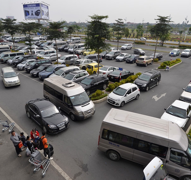 Phó Thủ tướng yêu cầu xử lý việc thu phí ô tô sai quy định gần 551 tỉ đồng ở sân bay