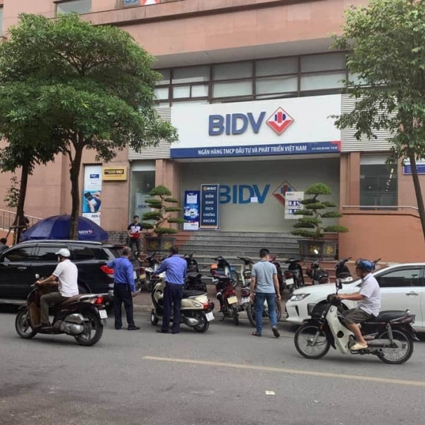 Hà Nội: Hai đối tượng liều lĩnh nổ súng cướp hàng trăm triệu tại Ngân hàng BIDV