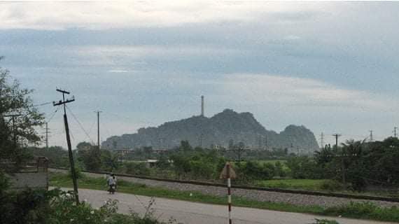 Núi Ngọc Mỹ Nhân và ống khói gây tranh cãi của nhà máy điện Ninh Bình