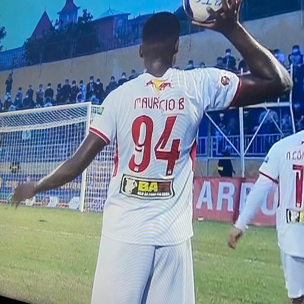 Thương hiệu heo ăn chuối Ba Pi xuất hiện trên áo cầu thủ Hoàng Anh Gia Lai