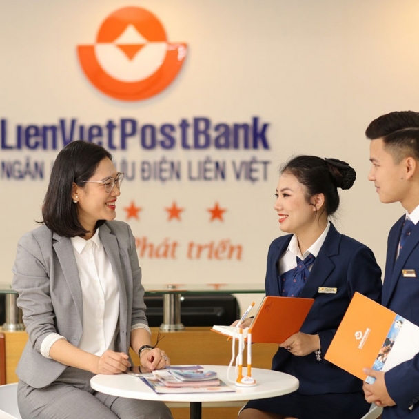 Chủ tịch và trưởng ban kiểm soát LienVietPostBank ồ ạt đăng ký mua cổ phiếu LPB