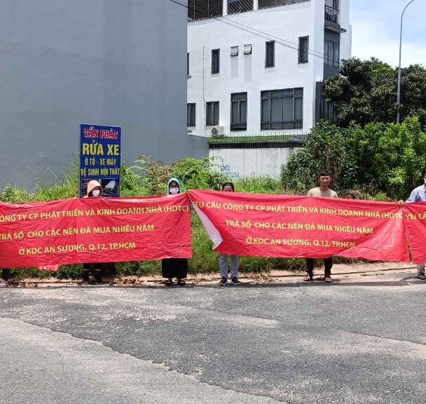 TP HCM: Dân bức xúc vì Sở Tài nguyên và Môi trường “ngâm” sổ đỏ