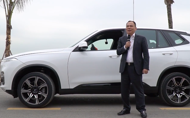 Chủ tịch Vingroup Phạm Nhật Vượng trải nghiệm lái chiếc xe VinFast Lux SA2.0 đầu tiên