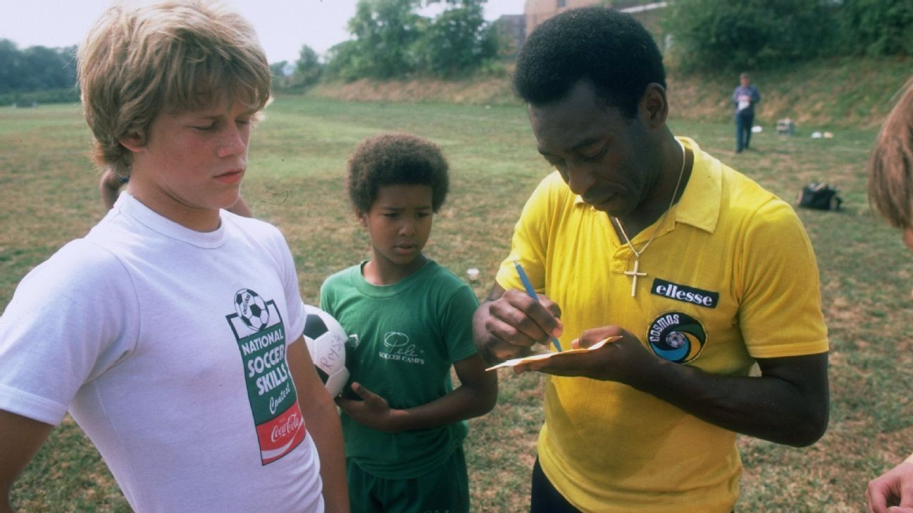 Pele: Cậu bé đánh giày vượt lên khó khăn, trở thành 'ông vua bóng đá'