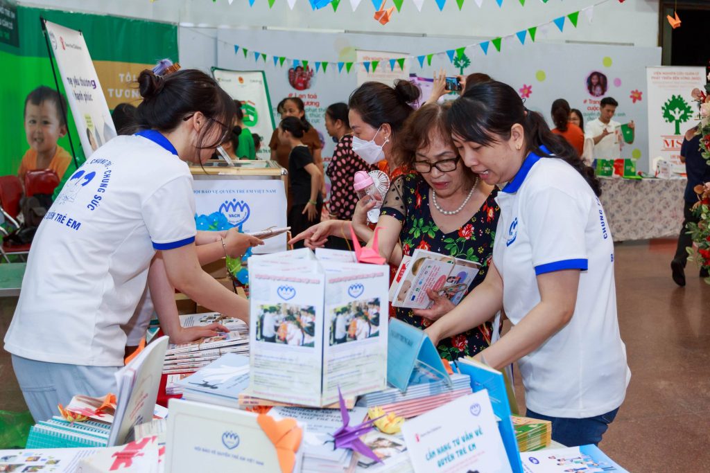 Cán bộ Hội đang giới thiệu về các tài liệu truyền thông của Hội Cán bộ Hội đang giới thiệu về các tài liệu truyền thông của Hội