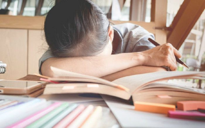Gần 8h tối bé mới vào bàn học nhưng lấy lý do khát nước, đi vệ sinh 20 phút lại rời bàn học làm việc riêng, cũng thường xuyên ngủ gật (Ảnh minh họa: Internet). tre buon ngu vi hoc hanh