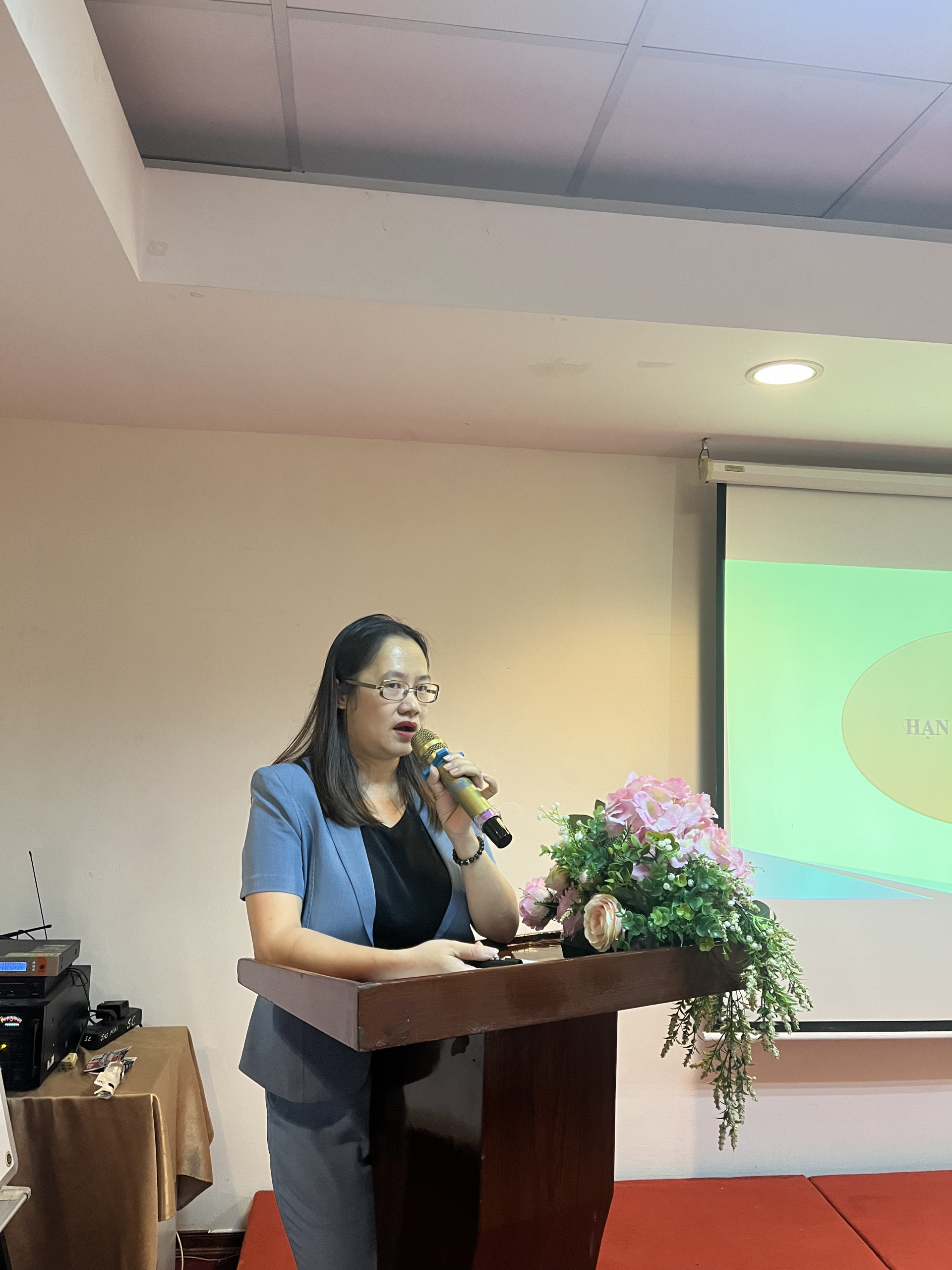 Bà Hoàng Thị Song Mai - Trưởng phòng hình sự, hành chính, gia đình và người chưa thành niên, Vụ Pháp chế và Quản lý Khoa học, Toà án Nhân dân Tối cao phát biểu tại hội thảo (Ảnh: Hương Giang). Bà Hoàng Thị Song Mai - Trưởng phòng hình sự, hành chính, gia đình và người chưa thành niên