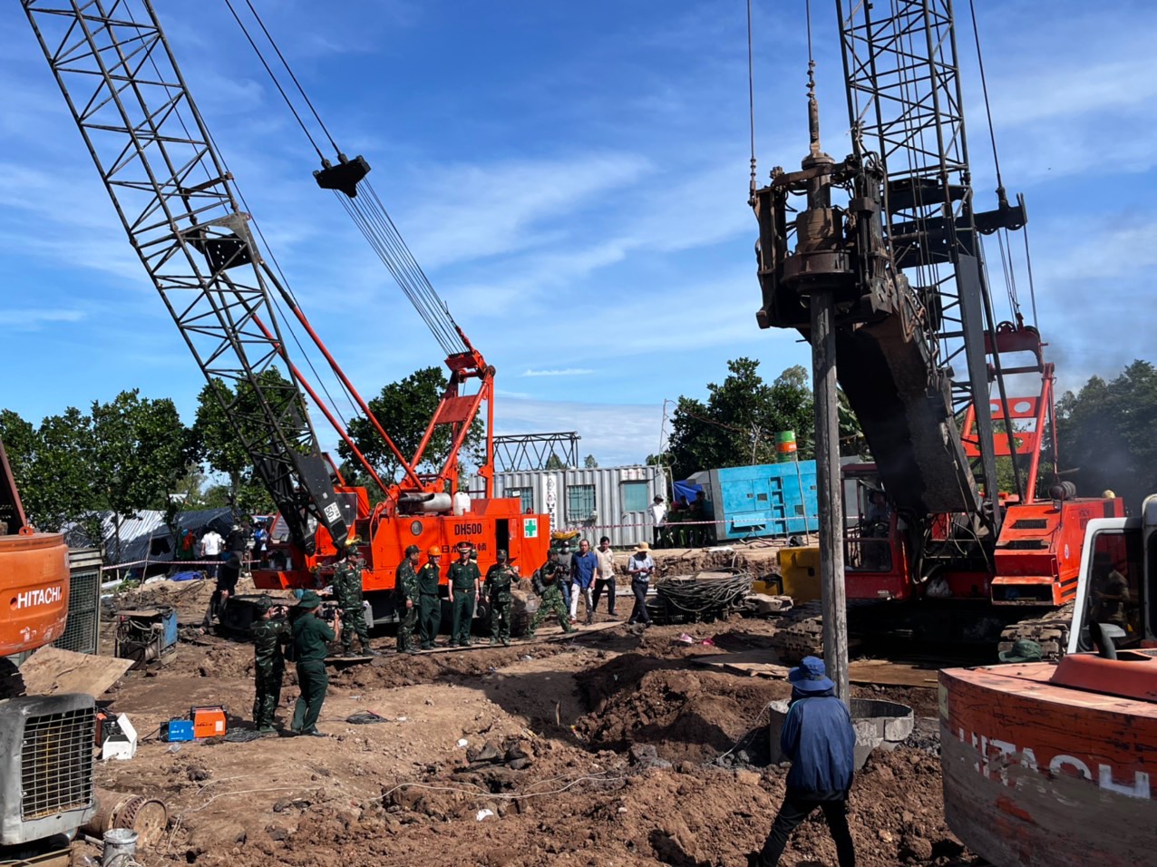 Vẫn chưa thể đưa trụ bê tông lên mặt đất do tầng địa chất phía dưới khá phức tạp (Ảnh: Kiều Hân). IMG_4115