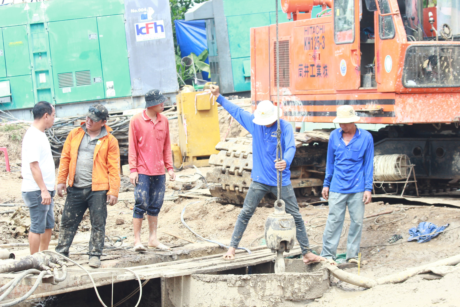 Hiện trường nơi bé trai rơi xuống ống trụ bê tông (Ảnh: Đặng Tuyết). nh khó khăn vớt dưads be