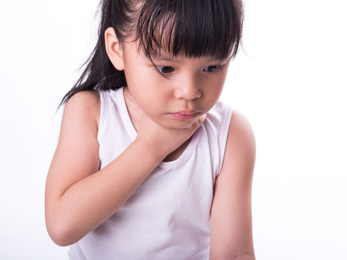Trẻ nhỏ vừa ăn vừa chơi đùa dễ bị hóc, sặc, nghẹn các loại thực phẩm. cach xu ly khi tre bi hoc