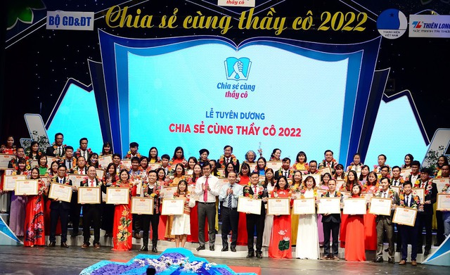 Các thầy cô giáo được tuyên dương đã được nhận Bằng khen của Trung ương Hội Liên hiệp Thanh niên Việt Nam (Ảnh: Phương Thuận). Vinh danh 68 thầy, cô giáo tiêu biểu năm 2022 3