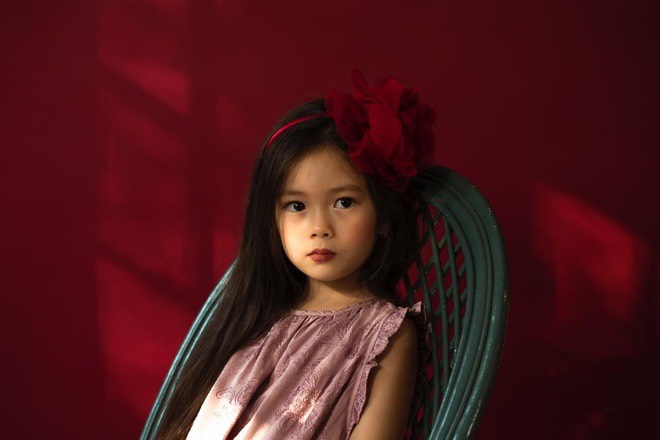 Từ nhỏ, bé Sol đã học tập tại ngôi trường quốc tế danh tiếng nên bé có thể thông thạo 3 thứ tiếng: Tiếng Anh, tiếng Thụy Điển và tiếng Tây Ban Nha (Ảnh: Facebook nhân vật). Sao Việt chi “mạnh tay” học phí cho con 3