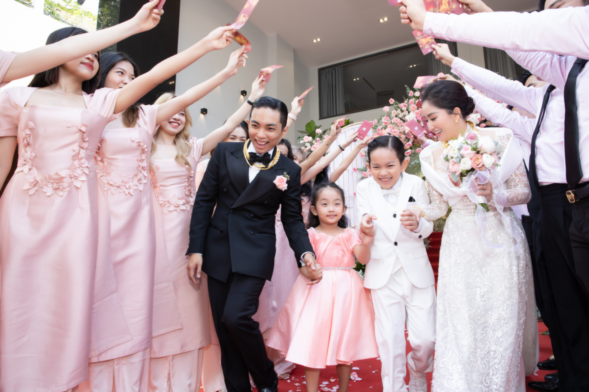 Kubi và Anna với những biểu cảm cực đáng yêu trong lễ ăn hỏi của bố mẹ (Ảnh: M'Stu, Cúm Foto). Những nhóc tỳ đáng yêu nhà sao Việt có mặt trong ngày trọng đại của bố mẹ 1