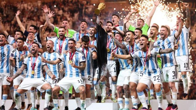 Messi cùng đồng đội chiến thắng vinh dự trong trận chung kết World Cup 2022 (Ảnh: BBC). Lionel Messi: Sự vươn lên vượt xa những khó khăn từ tuổi thơ ấu 7