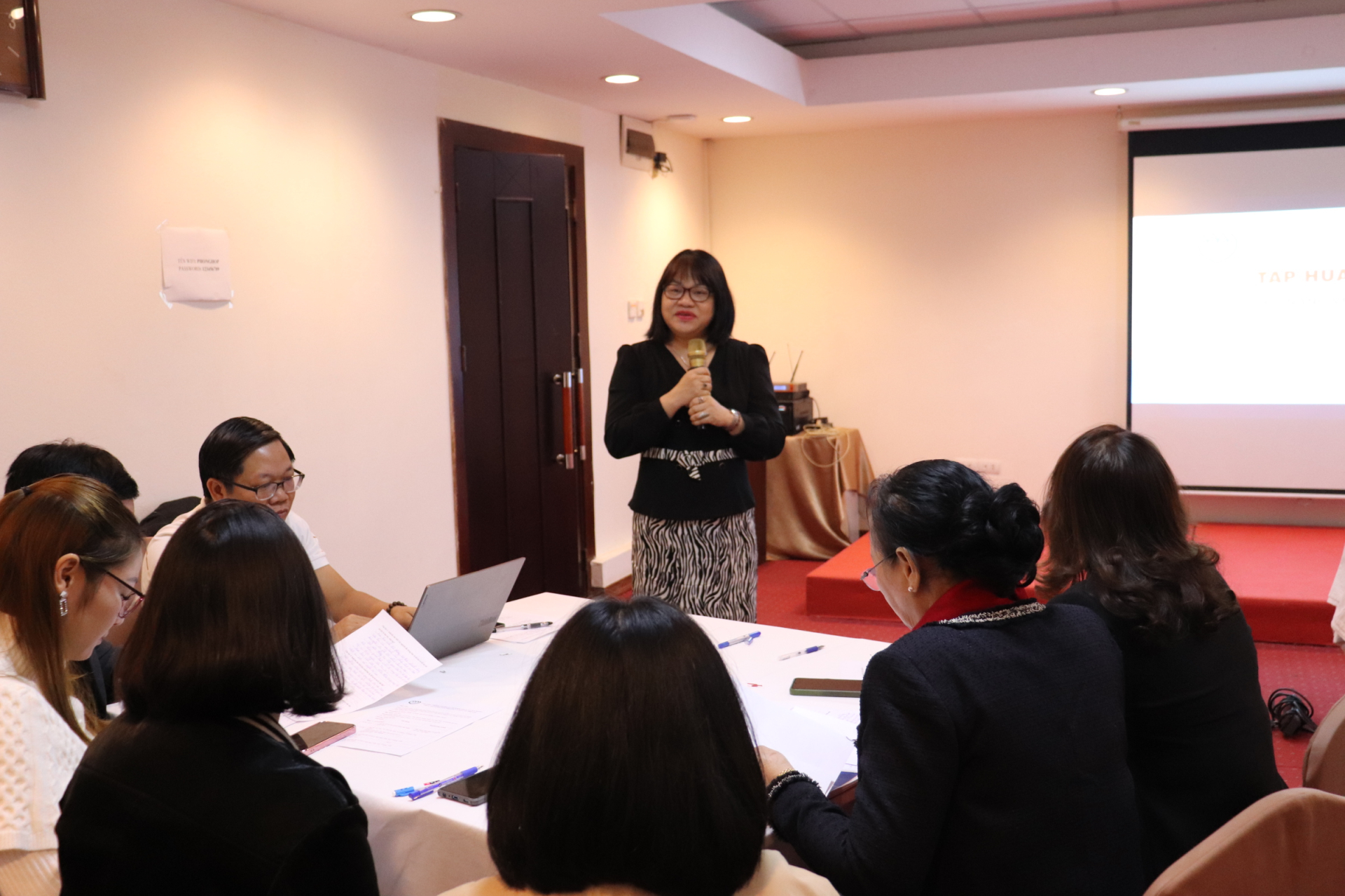 Buổi tập huấn diễn ra trong không khí sôi nổi với sự hướng dẫn của giảng viên, Thạc sỹ Luật Lê Thị Thanh Thúy, người đã có kinh nghiệm trong lĩnh vực đào tạo, tư vấn và góp ý các văn bản liên quan tới vấn đề về phụ nữ, bình đẳng giới và trẻ em bị bạo lực, xâm hại (Ảnh: Lê Minh Hiển). Tổ chức chương trình tập huấn về kiến thức và kỹ năng thực hành Quyền trẻ em và Bảo vệ trẻ em 4