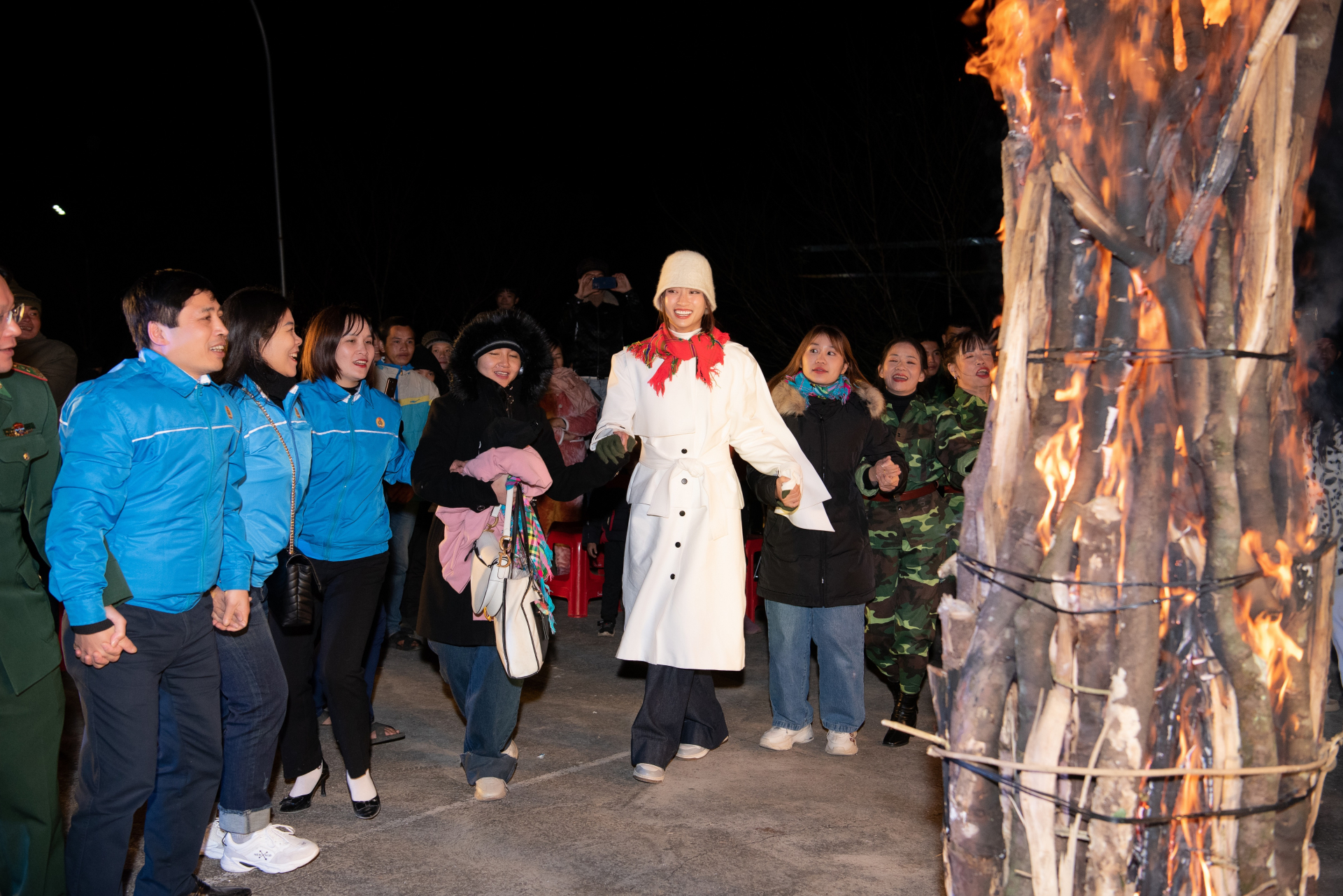 Lương Thuỳ Linh được fan nhí chào đón khi làm từ thiện tại Cao Bằng