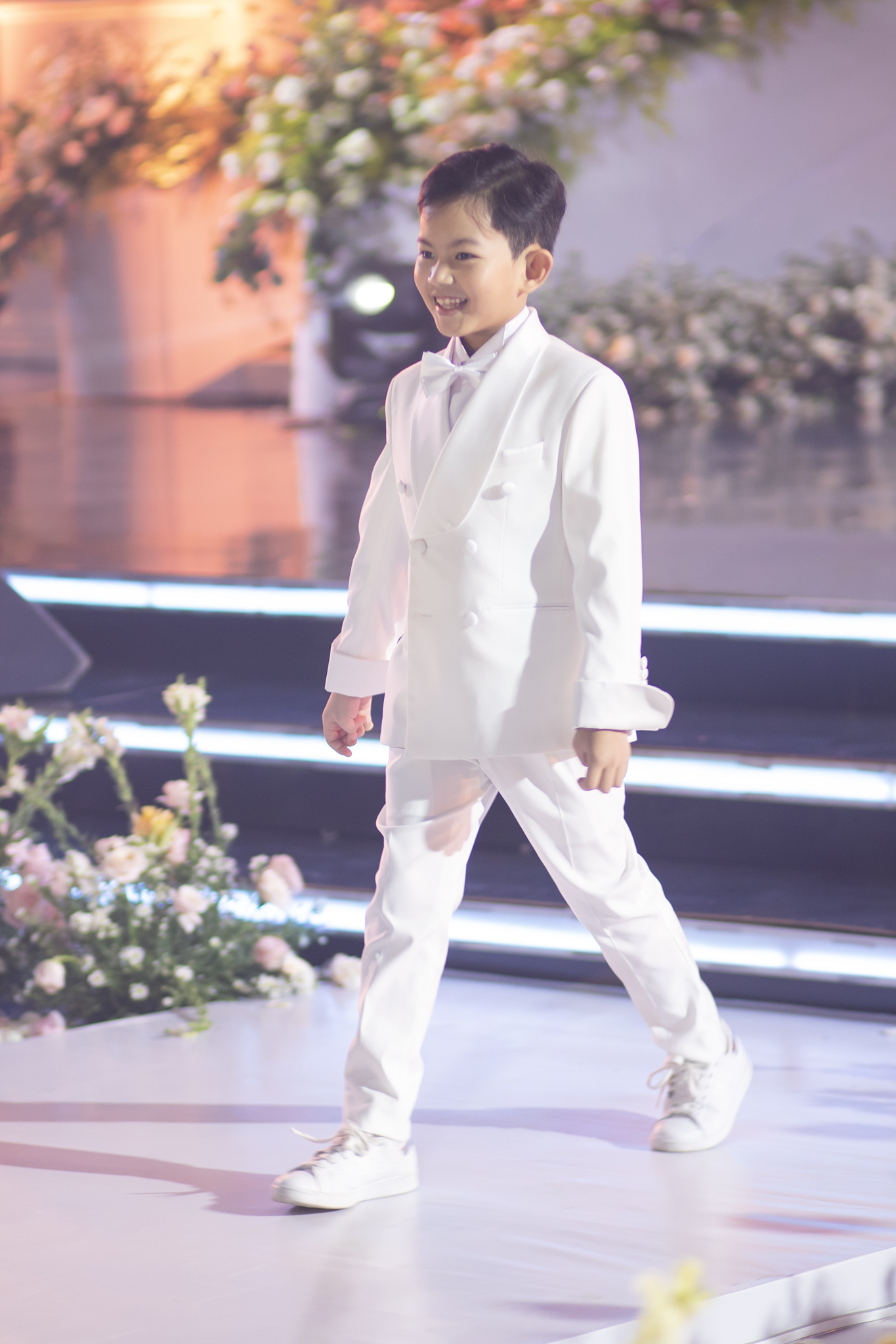 Con trai Khánh Thi - Phan Hiển biểu diễn trong ngày vui của bố mẹ