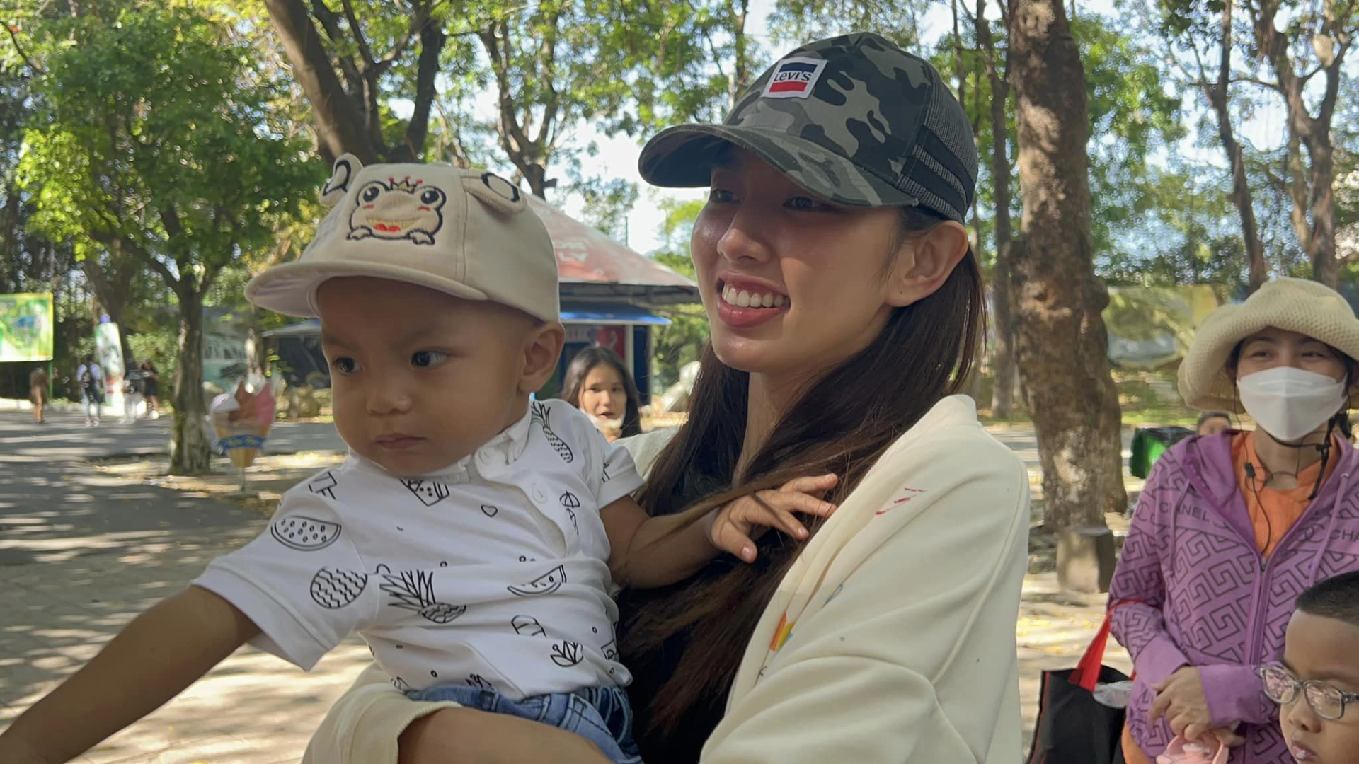 Hoa hậu Thùy Tiên giản dị khi đưa 15 con nuôi đi chơi